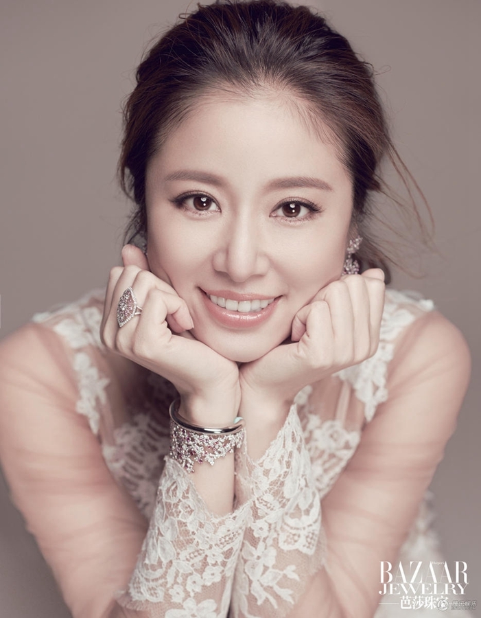 林心如登杂志封面 笑容满面幸福就在身边