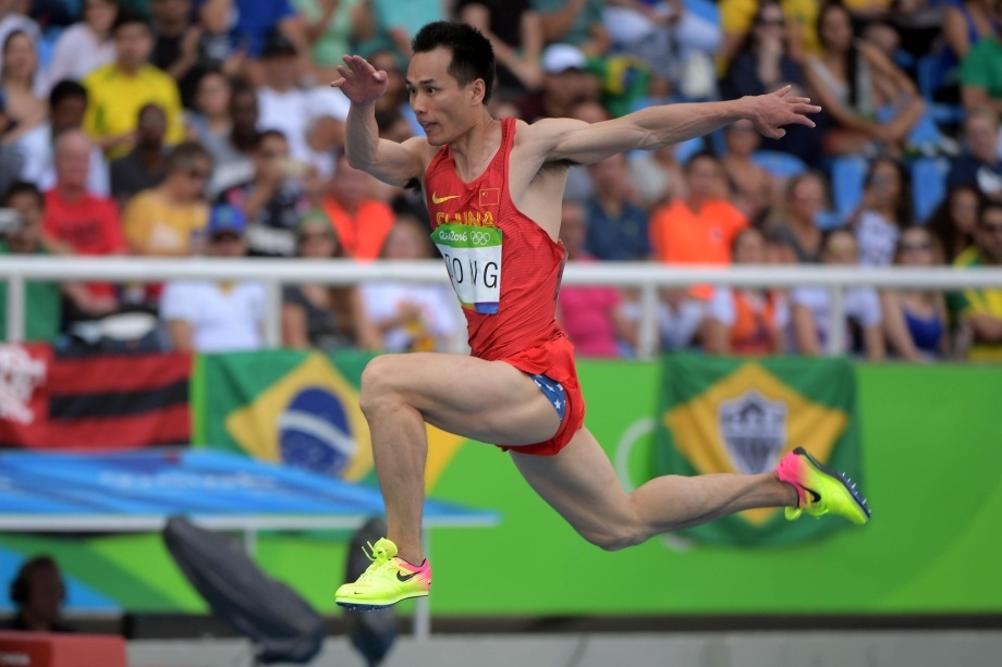 男子三级跳远:董斌摘铜