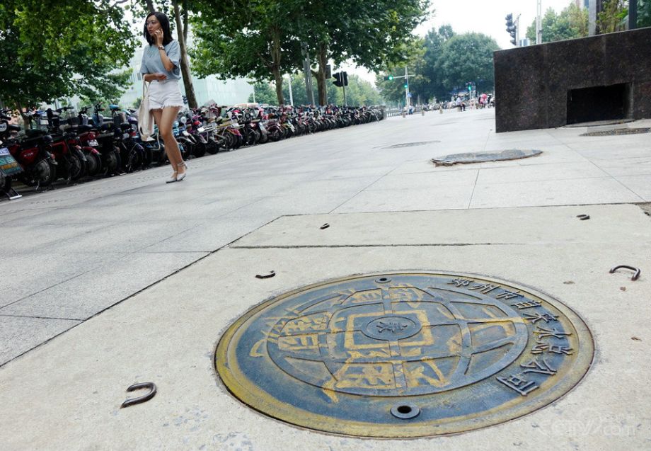 郑州:井盖变"古钱" 市民调侃"这是要捡钱的节奏"