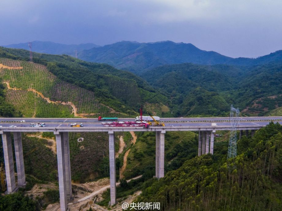 广乐高速清远段上演惊险一幕 大货车车头半挂空中