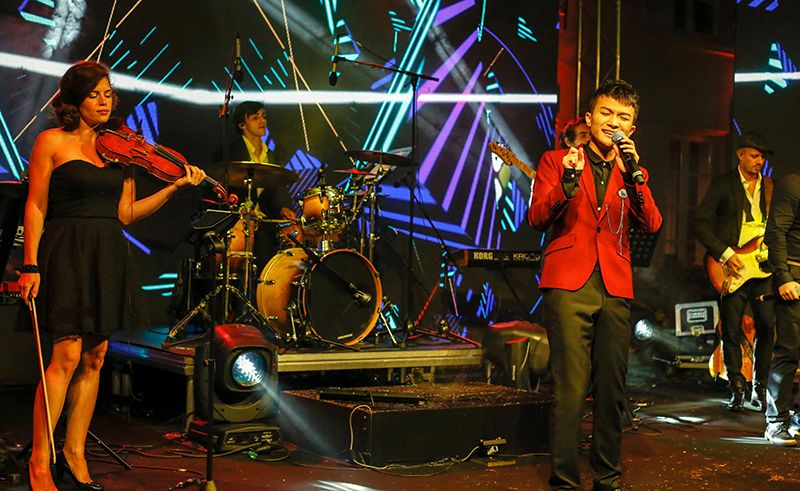 周深唱游法国曝全新写真 中法观众共赏《大鱼》