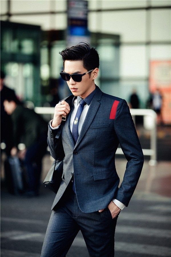 张若昀会演戏又有颜值 西装街拍型范儿十足