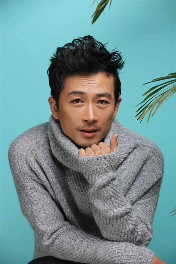 赵滨秋日写真曝光至简搭配展型男本色