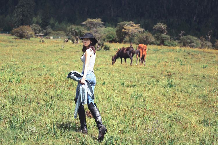 叶一云秋季写真曝光 高腰紧身牛仔裤尽展逆天长腿