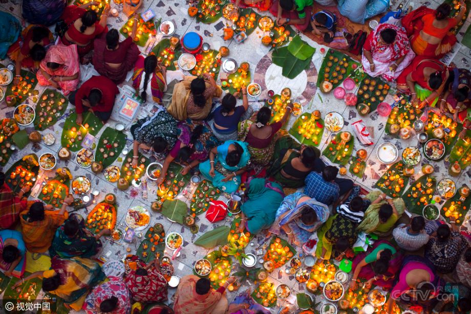 孟加拉国民众庆祝传统印度教节日 点大量蜡烛似唯美大片