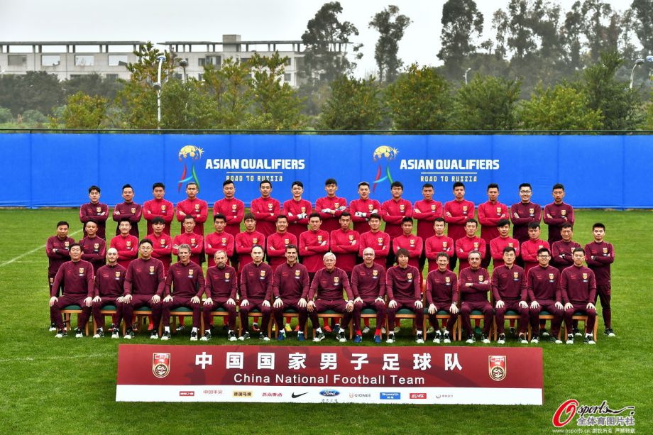 [高清组图]国足最新全家福出炉 里一期阵容齐整