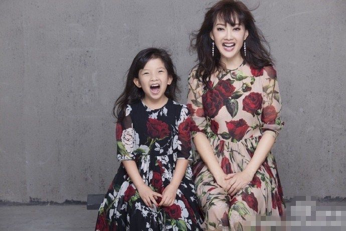 牛莉与9岁女儿拍大片 小瑶瑶颜值获赞