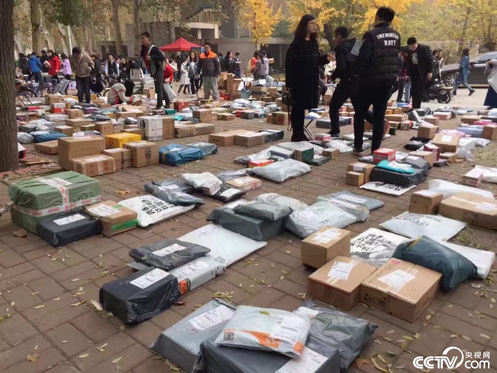 校园快递点爆仓大学取快递现场人山人海