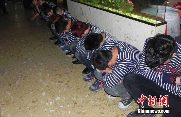 2/2 兰州市公安局11月15日召开新闻发布会,通报当地警方近日集中清查"