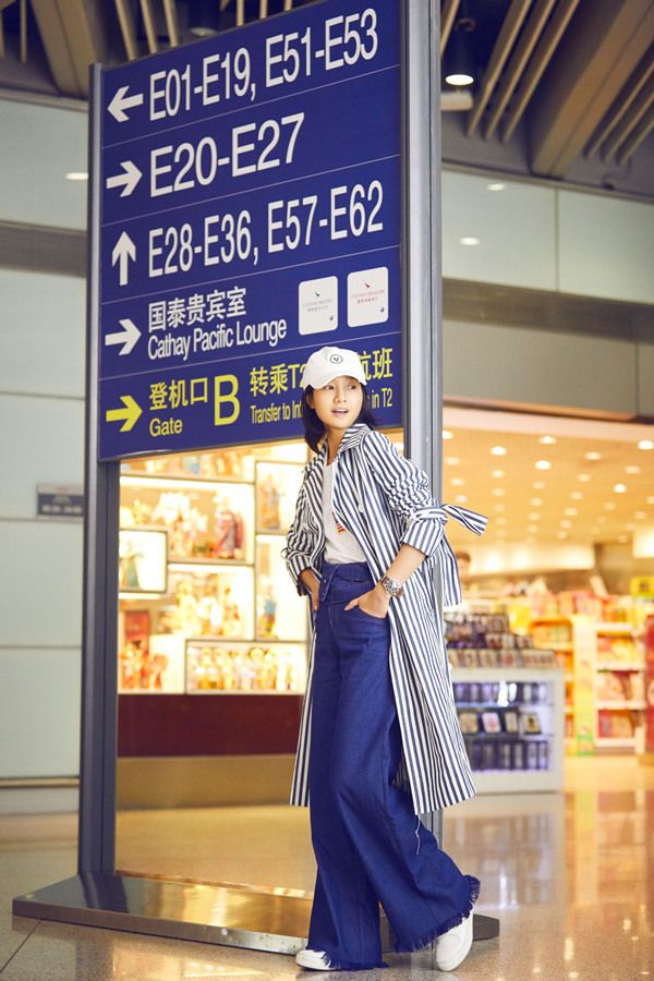 朱丹高腰牛仔秀长腿 蓝白简搭清新暖冬