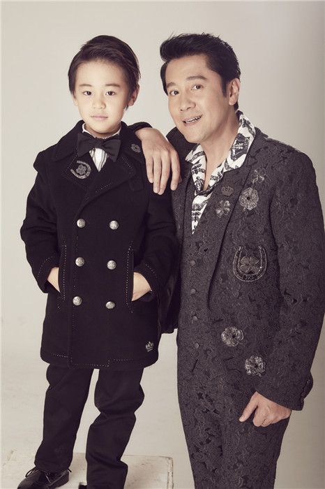 帅炸庆庆与蔡国庆拍复古绅士风写真