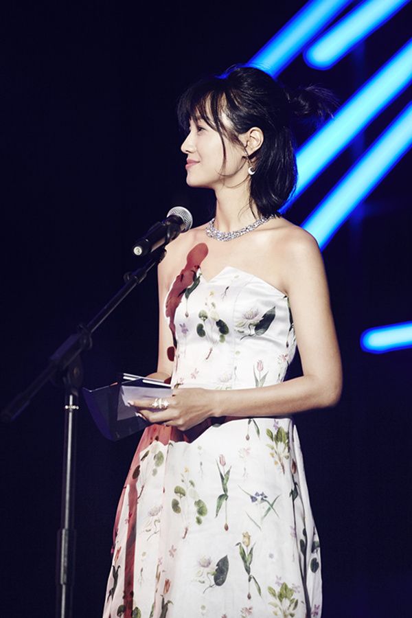 2/6   近日,朱丹现身活动并与搜狗cto杨洪涛共同上台开奖并颁奖.