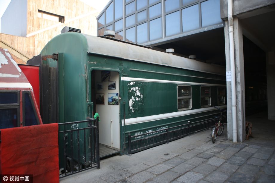 退役绿皮火车成豪华酒吧 设施不输星级酒店