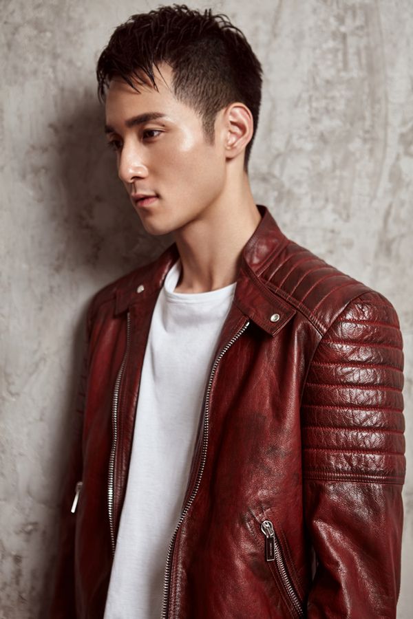 行走的荷尔蒙!何奉天红皮衣卸下青涩