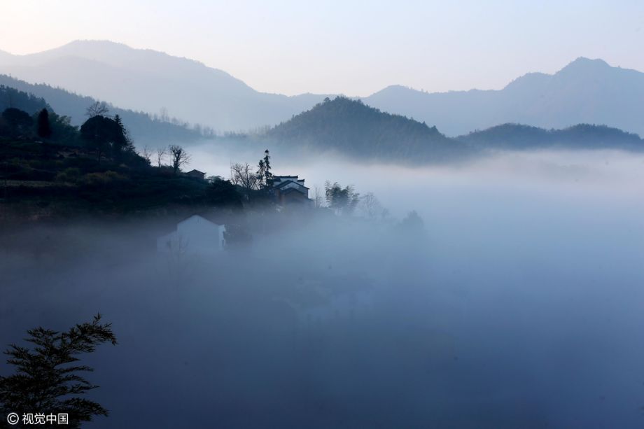 当日早晨,安徽皖南黄山脚下的休宁县金龙山古村落雨后放晴,出现了唯美
