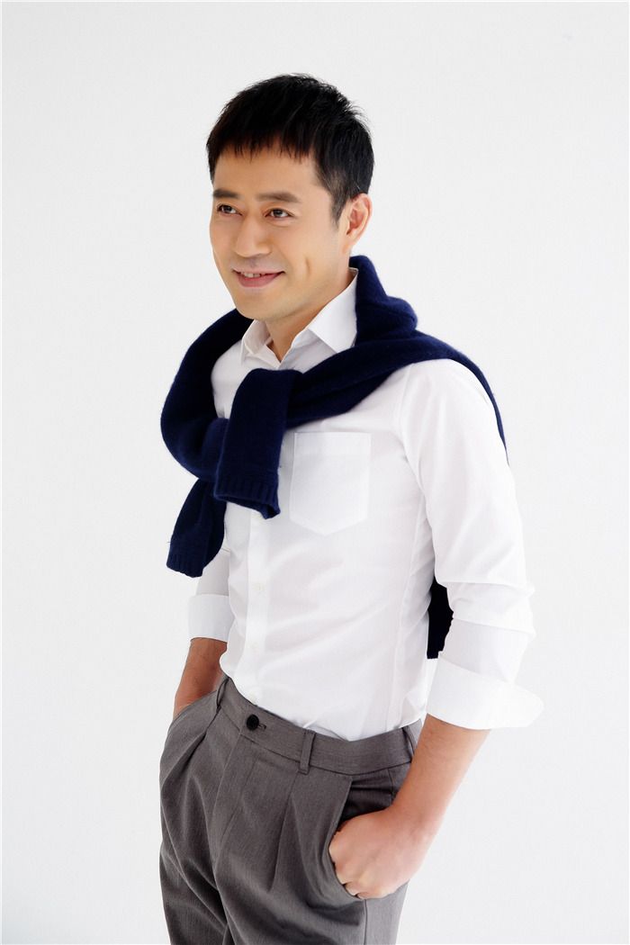 1/4   近日,网上曝光了一组刘钧的暖系写真大片,照片中刘钧身着简单的