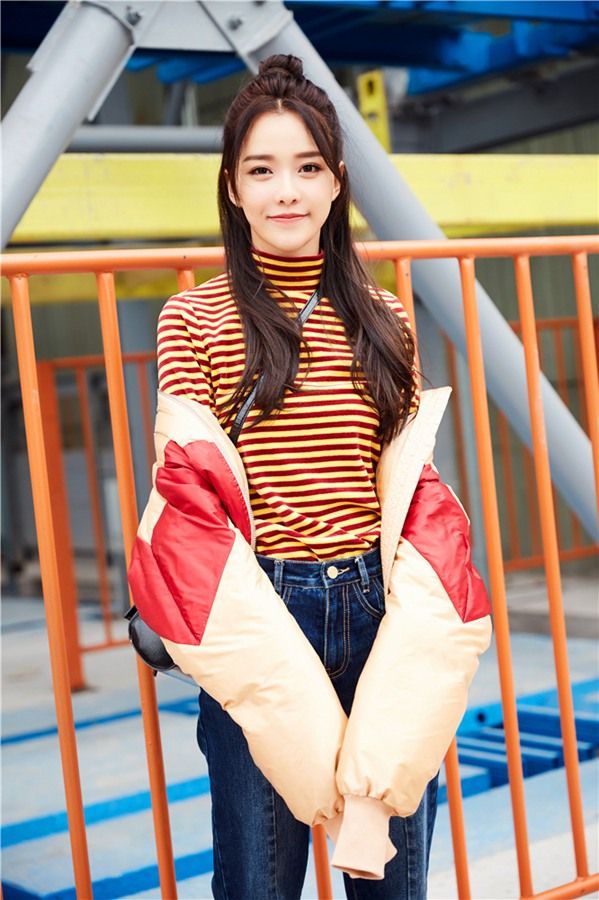 俏皮黄一琳潮出新花样 街拍竟然示范"不好好穿外套"