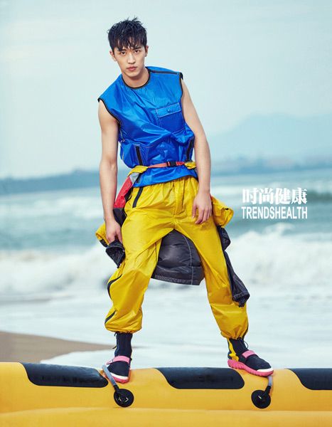 形象,展现了他运动健康的另一面,在三亚的海边玩起了冲浪板和气垫船