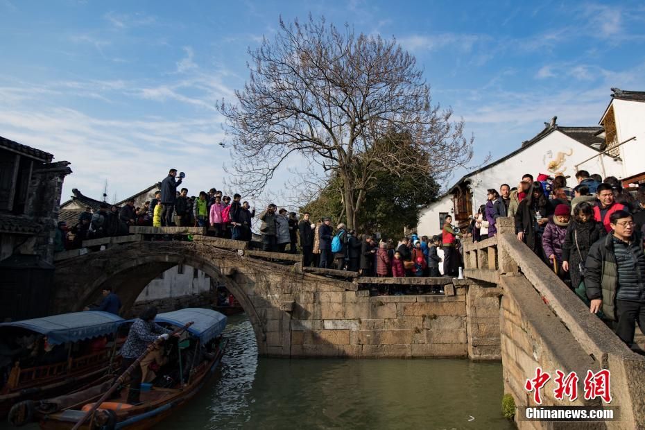 各地游客涌进周庄古镇"挤爆"古街古桥
