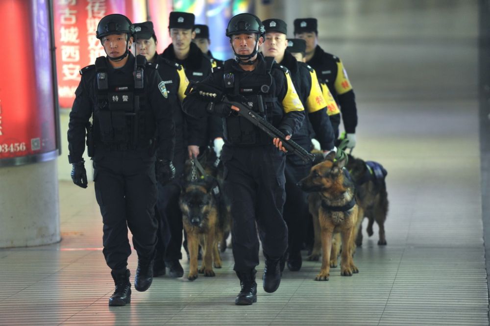 西安铁路特警携枪带犬巡逻保春运平安