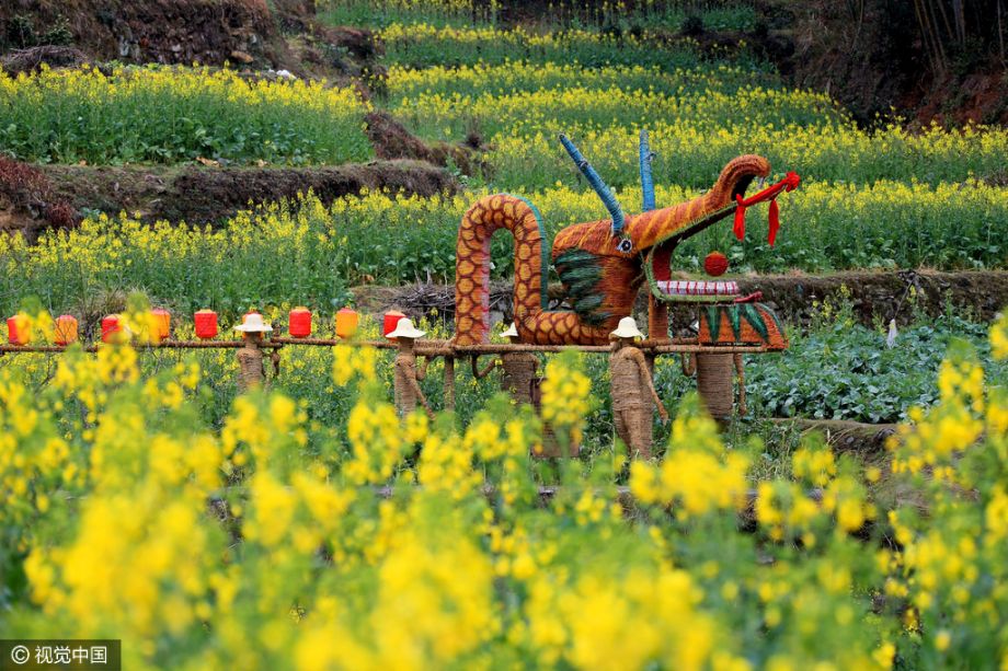 江西婺源:奇趣稻草人扮靓油菜花海