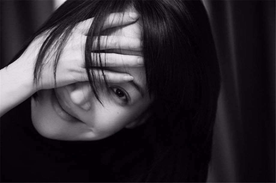 许晴微博晒写真 黑白风情网友直呼"神魂颠倒"