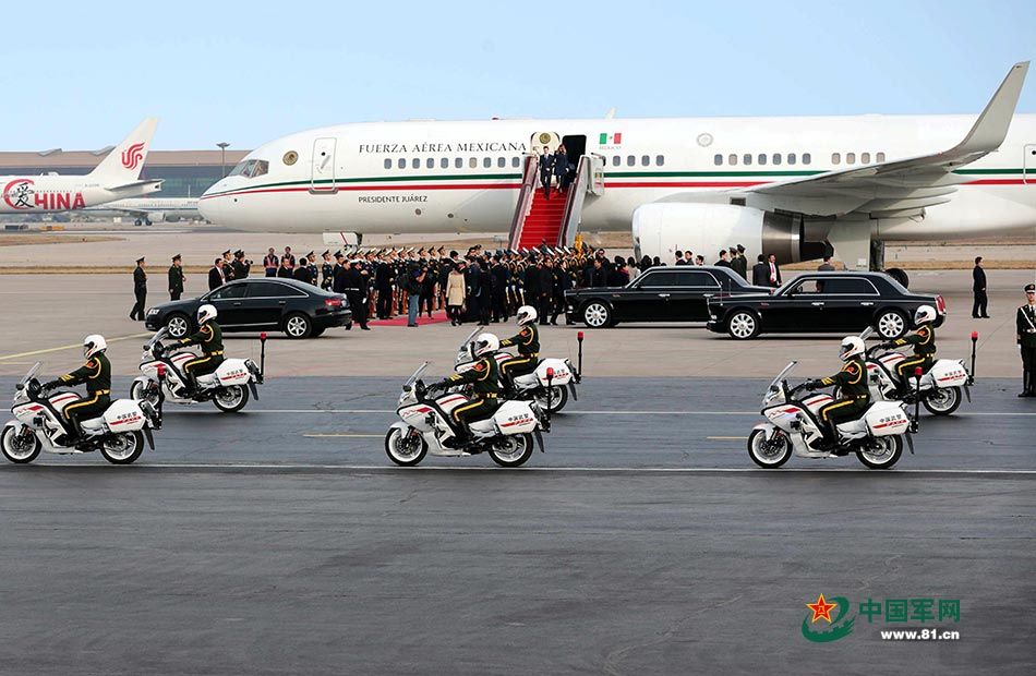 我国在迎送外国元首仪式中增设国宾车队摩托车护卫