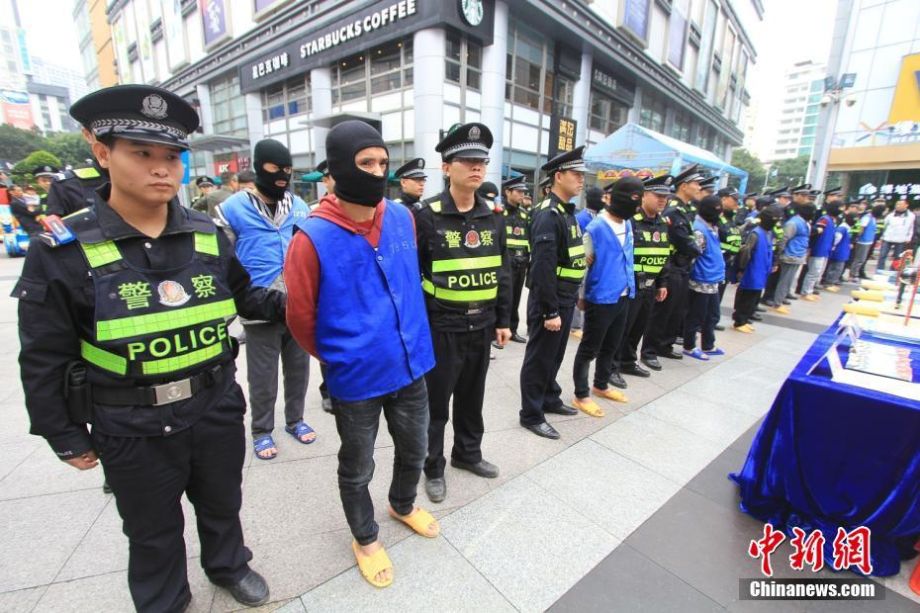 直击南宁反扒"斩手"行动 20名扒手集中指认犯罪现场