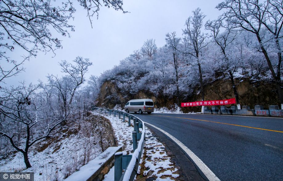 北京昌平等地现降雪天气 皑皑白雪景象别致