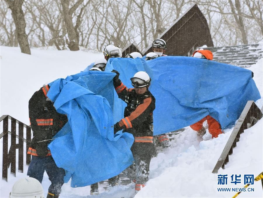 日本一滑雪场发生雪崩