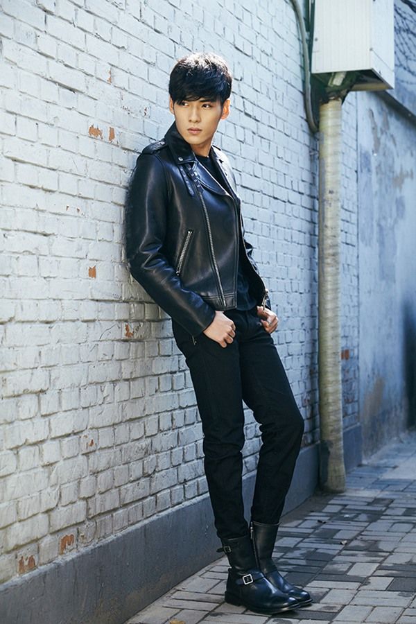 文渊最新街拍曝光 酷男潮人随心切换