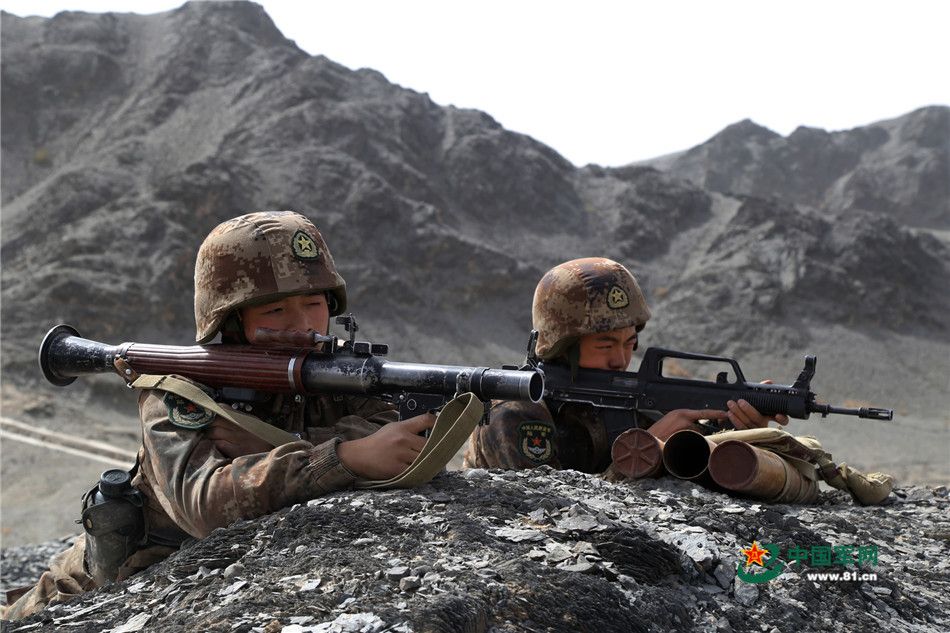 新疆某装甲团组织部队开展红蓝双方对抗演练