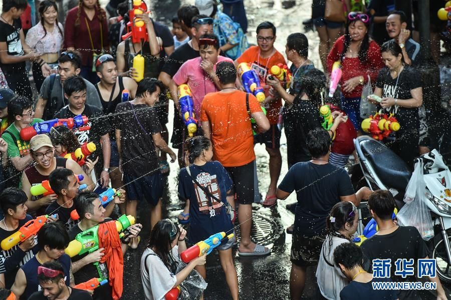 泰国泼水庆祝宋干节