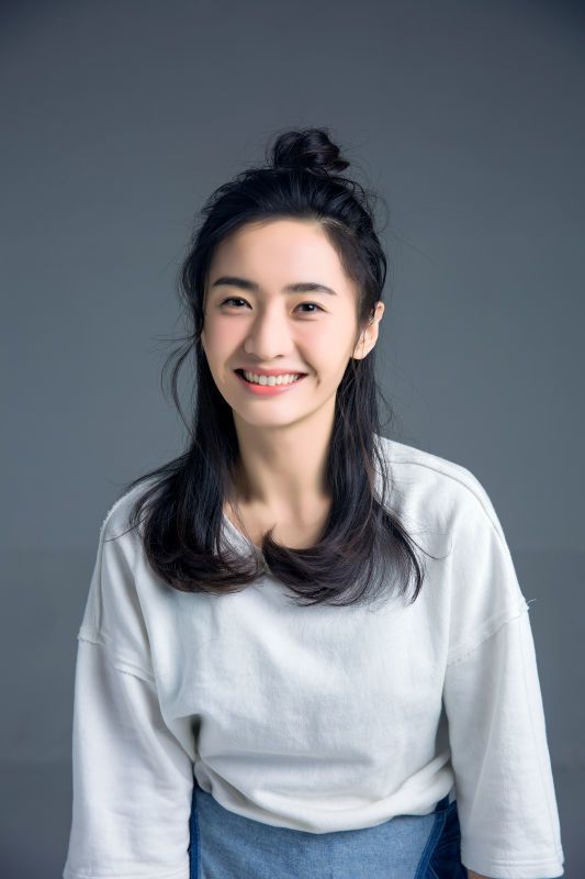 《人民的名义》演员何昕霖 甜美写真大秀梨涡