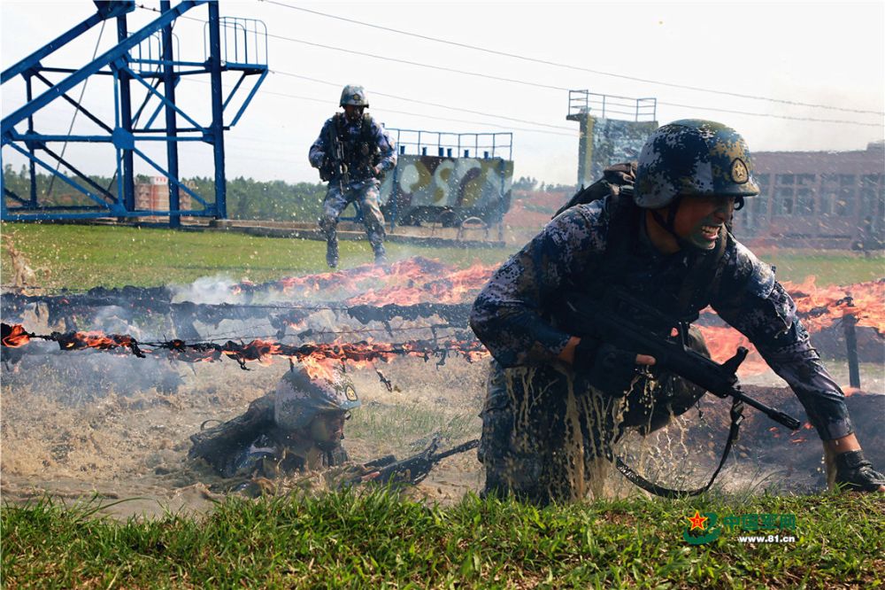 走进"魔鬼训练场" 和海军陆战队员一起战斗