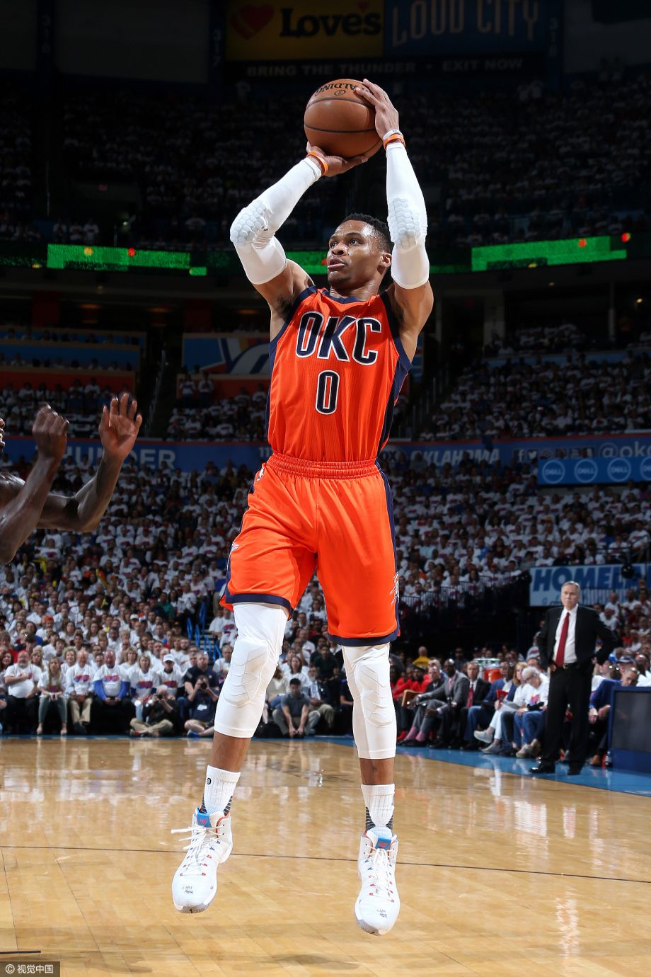 [高清组图]哈登16 7 8威少35 14 14 火箭逆转雷霆