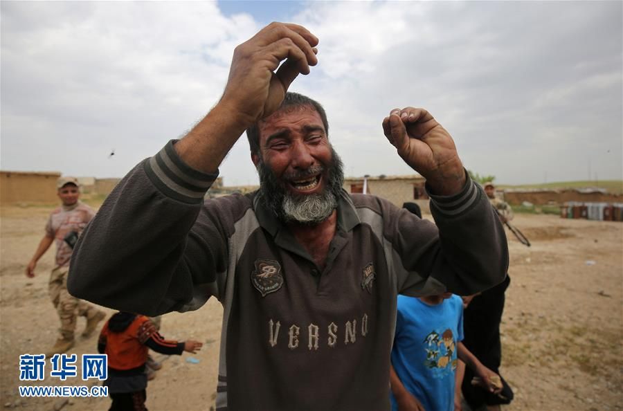 摩苏尔民众逃离家园