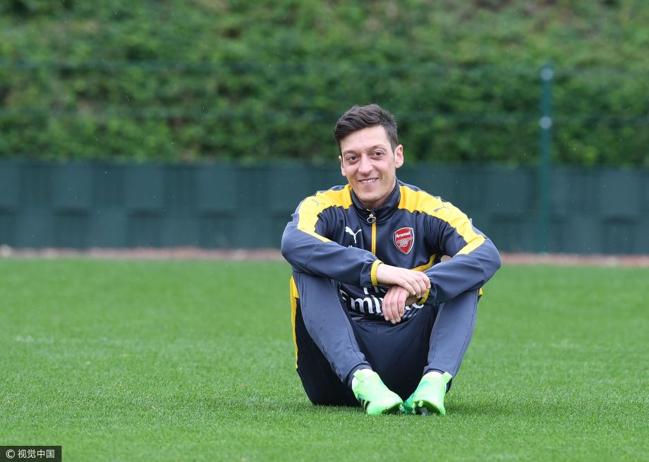 [高清组图]阿森纳备战 皮雷现身训练场与恩师交谈