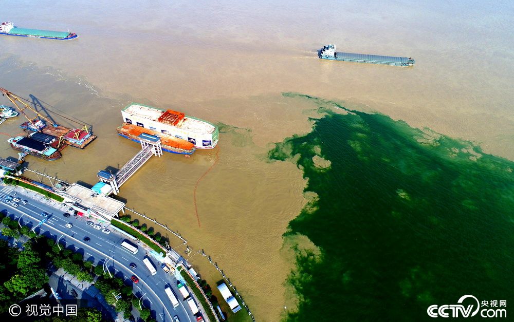 长江1号洪峰抵达武汉 两江交汇处现清浊交融奇观