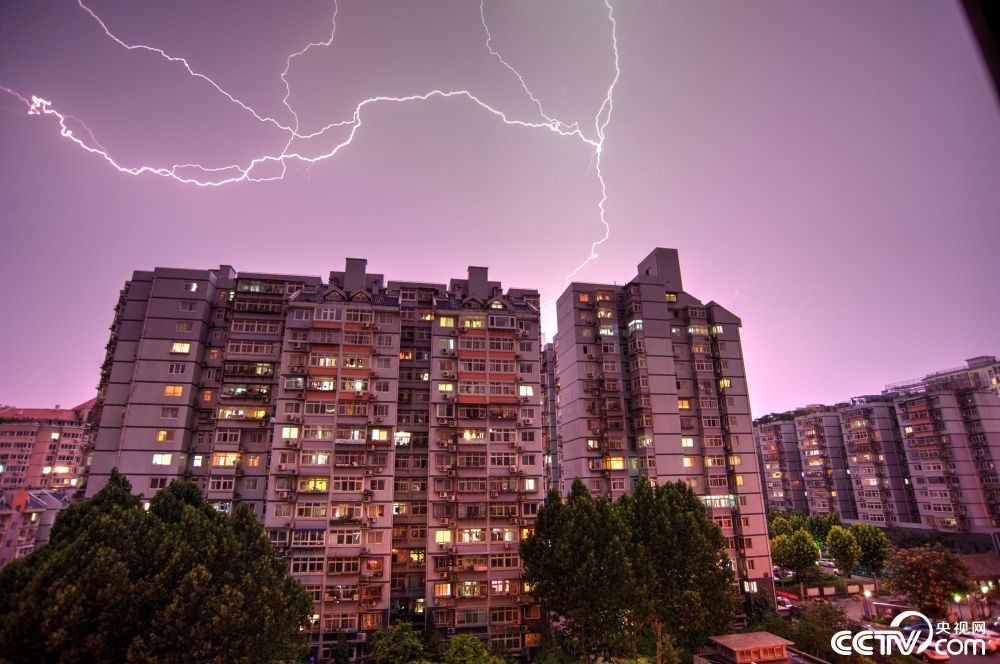 北京再现雷雨天气缓解连日高温闷热