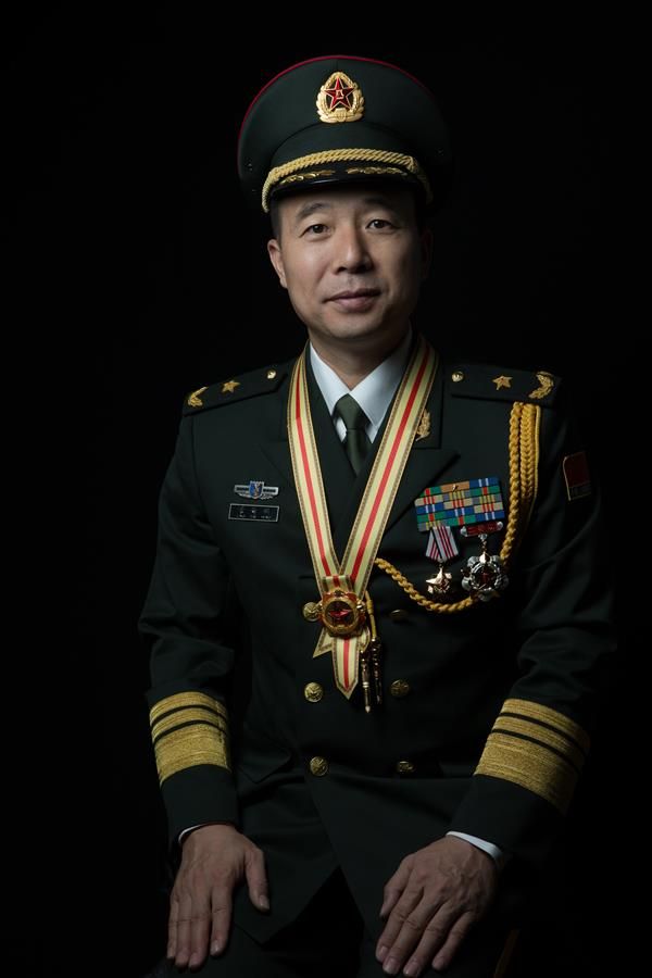 麦贤得等同志荣获"八一勋章"