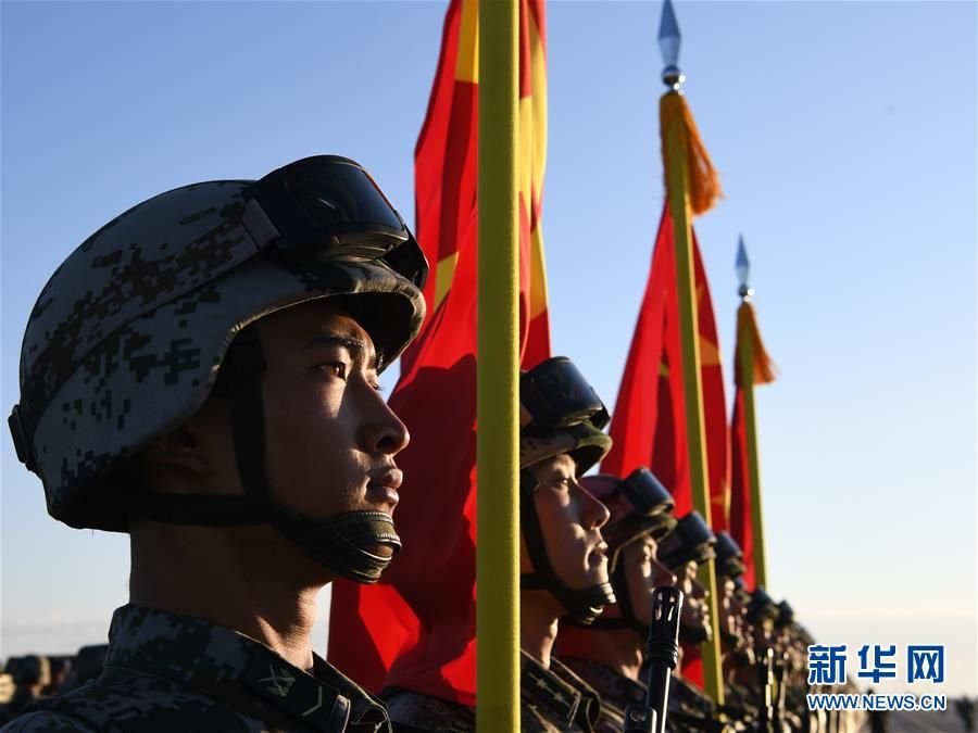 这是受阅部队在进行准备.