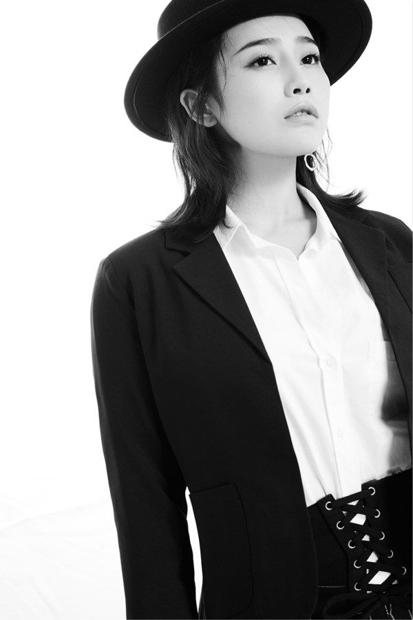 登录 1/6 我要分享   青年演员刘洁涵在八一建军节发布了一组西装写真