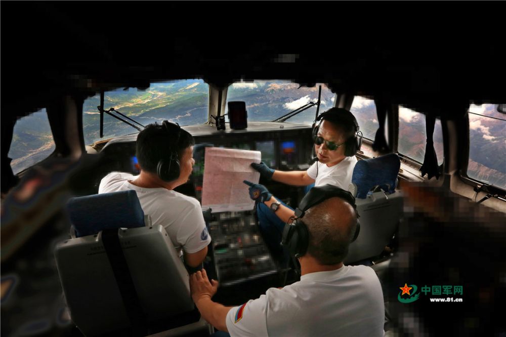 西部战区空军赴九寨沟震区空域航拍侦察
