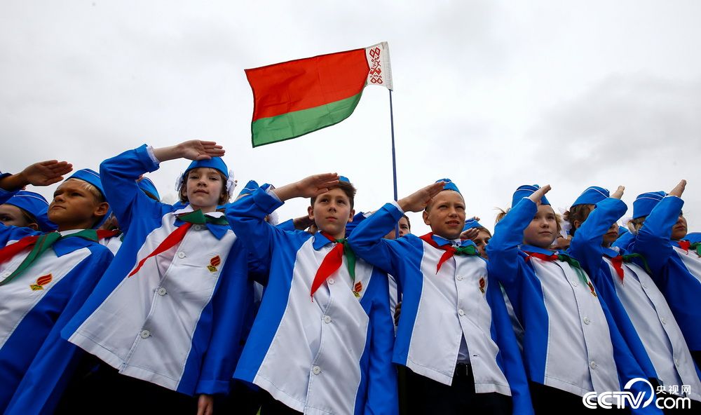 白俄罗斯纪念少先队成立27周年 儿童胸配红领巾参加庆祝活动