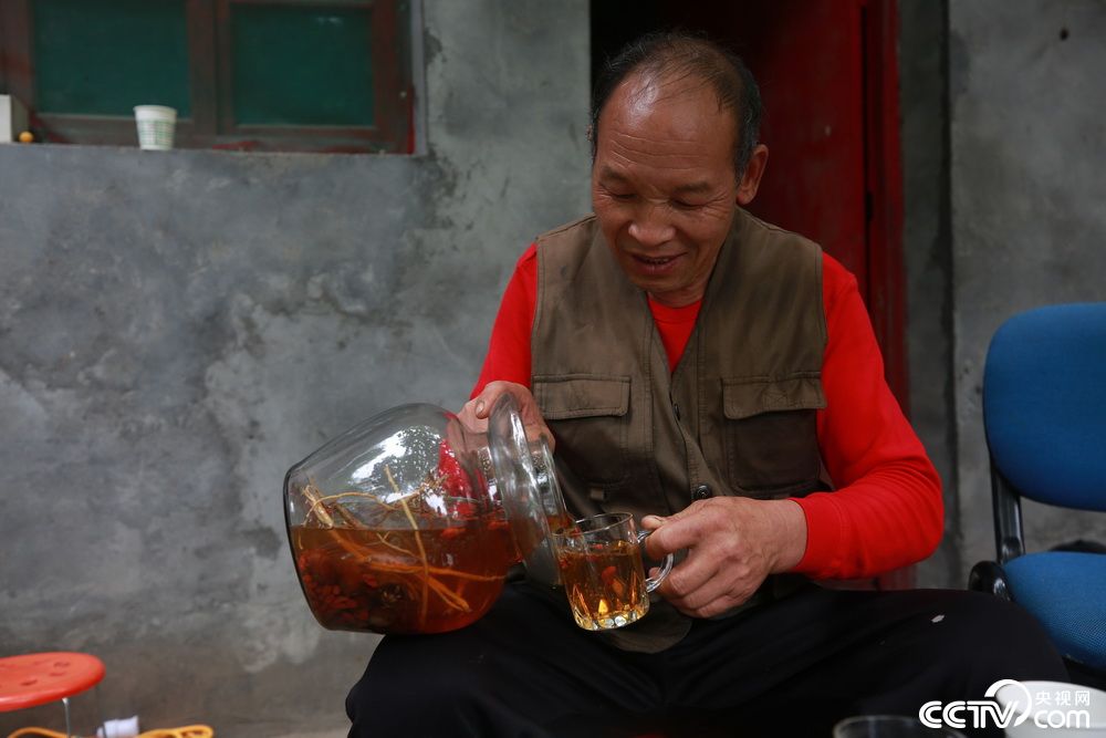 秦岭山中老酒神日喝白酒6斤一年喝掉1吨白酒