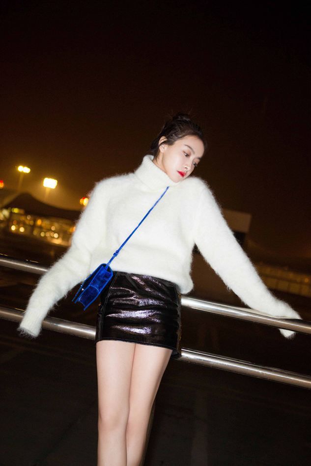 宋茜启程巴黎时装周 甜美俏皮潮范儿十足