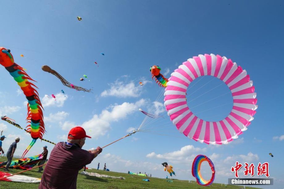 中国30余支风筝队齐聚贵州兴仁上演蓝天派对