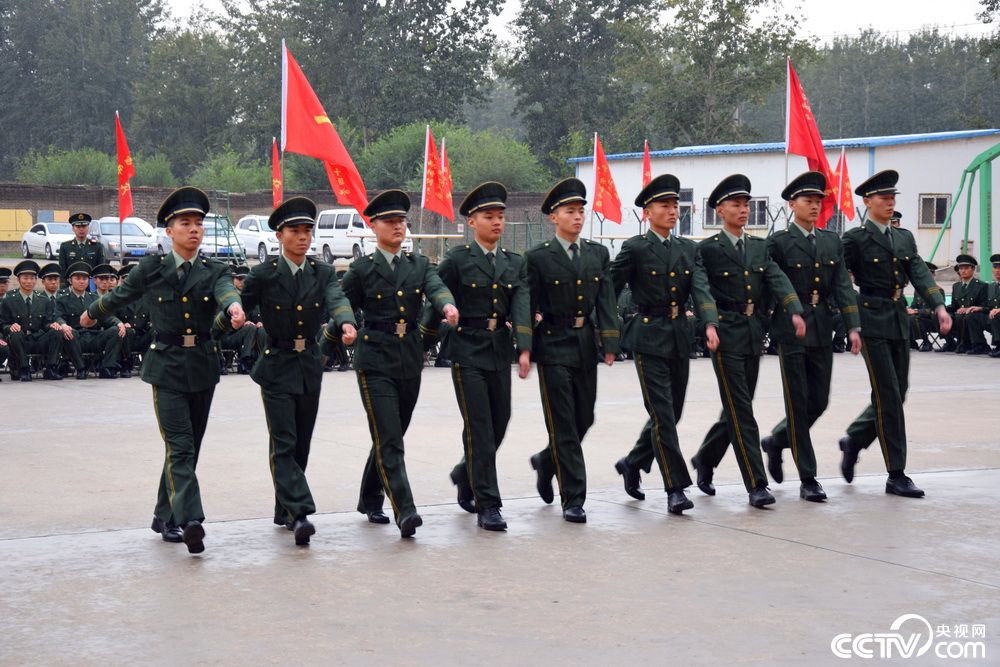 考核遇秋雨 武警北京总队新兵作风严