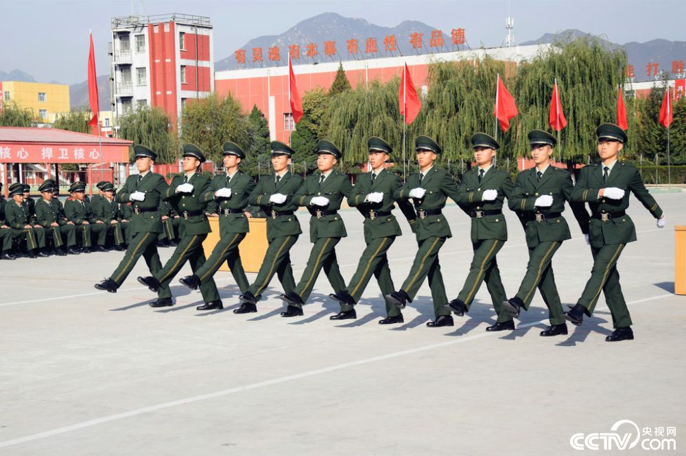 男女新兵同台竞技 队列场上"争强斗艳"